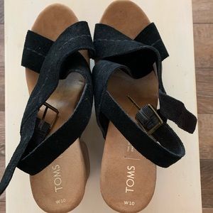 Tom’s cross strap platform heels {Ibiza} with black straps.